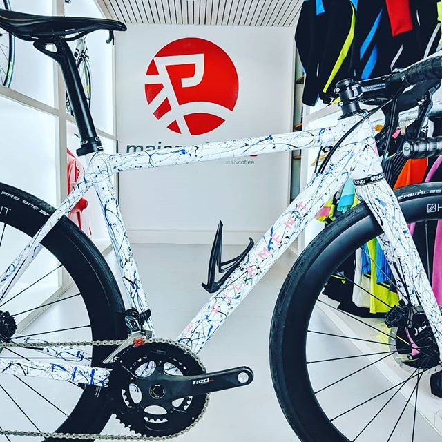 Maisonduvelouk's tweet image. Well, this build rocks! All ready for a @rapha_uk staff ride in the morning. Custom carbon frame from @filamentbikes with @huntbikewheels and DA SRAM mix and an unbelievable @berkcomposites saddle.
#filamentbikes #baaw #bikeoftheday @loves_road_bikes #boxhill  #cycling #wymt…