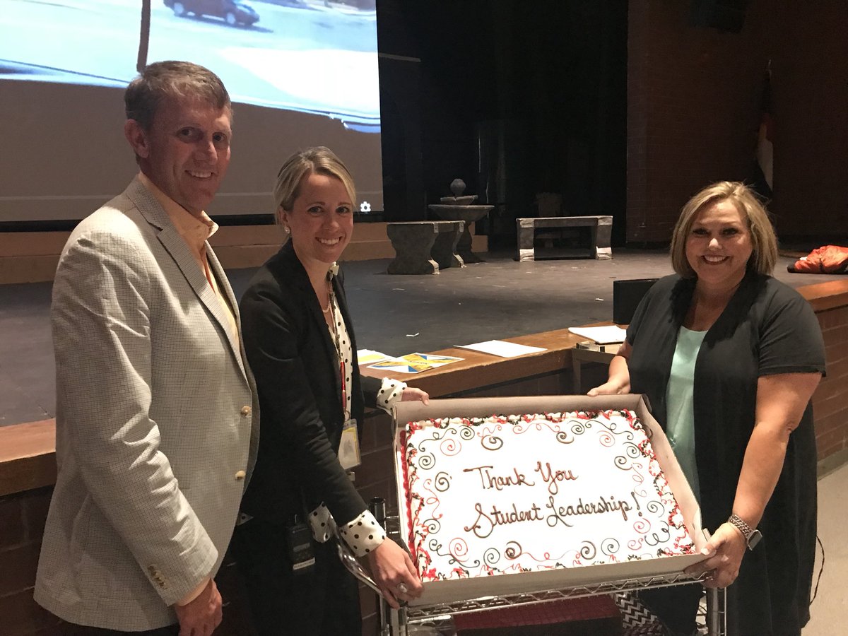 RangeviewStuco's tweet photo. STUDENT LEADERSHIP: This week is student leadership appreciation week!
Our wonderful administrators surprised us with this great cake as a token of their gratitude! Thank you from all of us in RHS STUCO!🎉💖 https://t.co/lEzUD93LtX