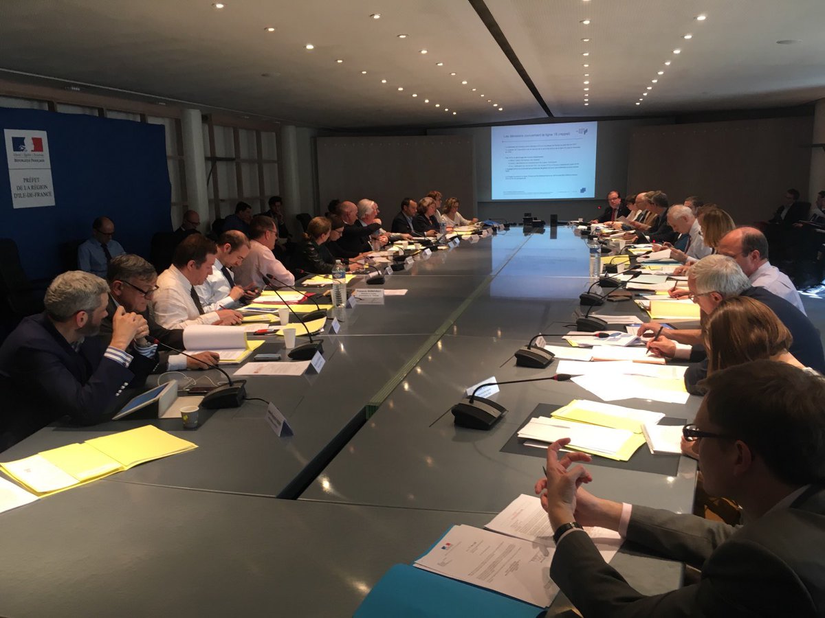 FrVigouroux's tweet photo. 2e round de discussions avec l’Etat pour améliorer l’offre de transports sur le plateau de Saclay. @comParisSaclay @MobParisSaclay demande un soutien ferme de l’Etat pour agrandir la gare routière de Massy et développer l’offre de bus vallée /Plateau https://t.co/pi6uZrybF6