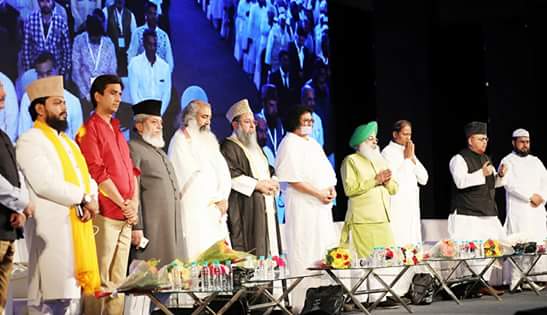 ayushconnects's tweet photo. मुझे पता नहीं @narendramodi जी का #New_India कैसा होगा।

लेकिन आज की इस अद्भुत तस्वीर को देखकर, शायद मैं एक ऐसे भारत की कल्पना कर सकता हूँ जहाँ धर्म की राजनीति न हो, बल्कि राजनीति में धर्म पैदा हो।

विभिन्न धर्मों के धर्मगुरु मुश्किल हालात में मंच पर एक साथ। 🇮🇳
@DrKumarVishwas https://t.co/mSsxn8ldHE