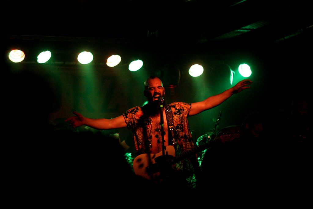elrescateweb's tweet photo. #FOTOS| El 13 de abril @Eskorzo presentaba #AlertaCanibal en la @SalaXSVQ de Sevilla. (@rootsound) 

📸 @caleromica 
➡️Álbum en Facebook: https://t.co/E5do0Mlo4c https://t.co/h3Szy77Usz
