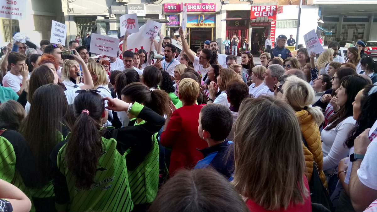 Tetuan30Dias's tweet photo. Así está Bravo Murillo con la protesta de @subrogalos5 durante el #plenotetuan https://t.co/gwO4Thwdln