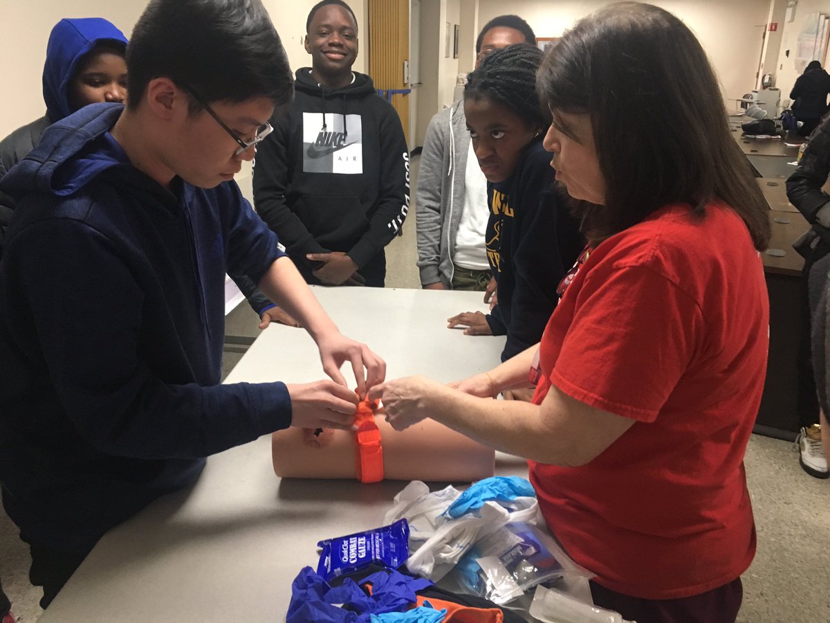 GNYCExploring's tweet photo. Students last week at Brookdale University Hospital. Students learned about treating trauma patients and how to stop an external wound from bleeding. 
#brookdalehospital #brookdaleuniversityhospital #gnycexploring #nyexploring #boyscoutsgnyc #boyscoutsofamerica https://t.co/l1M6uKewRm