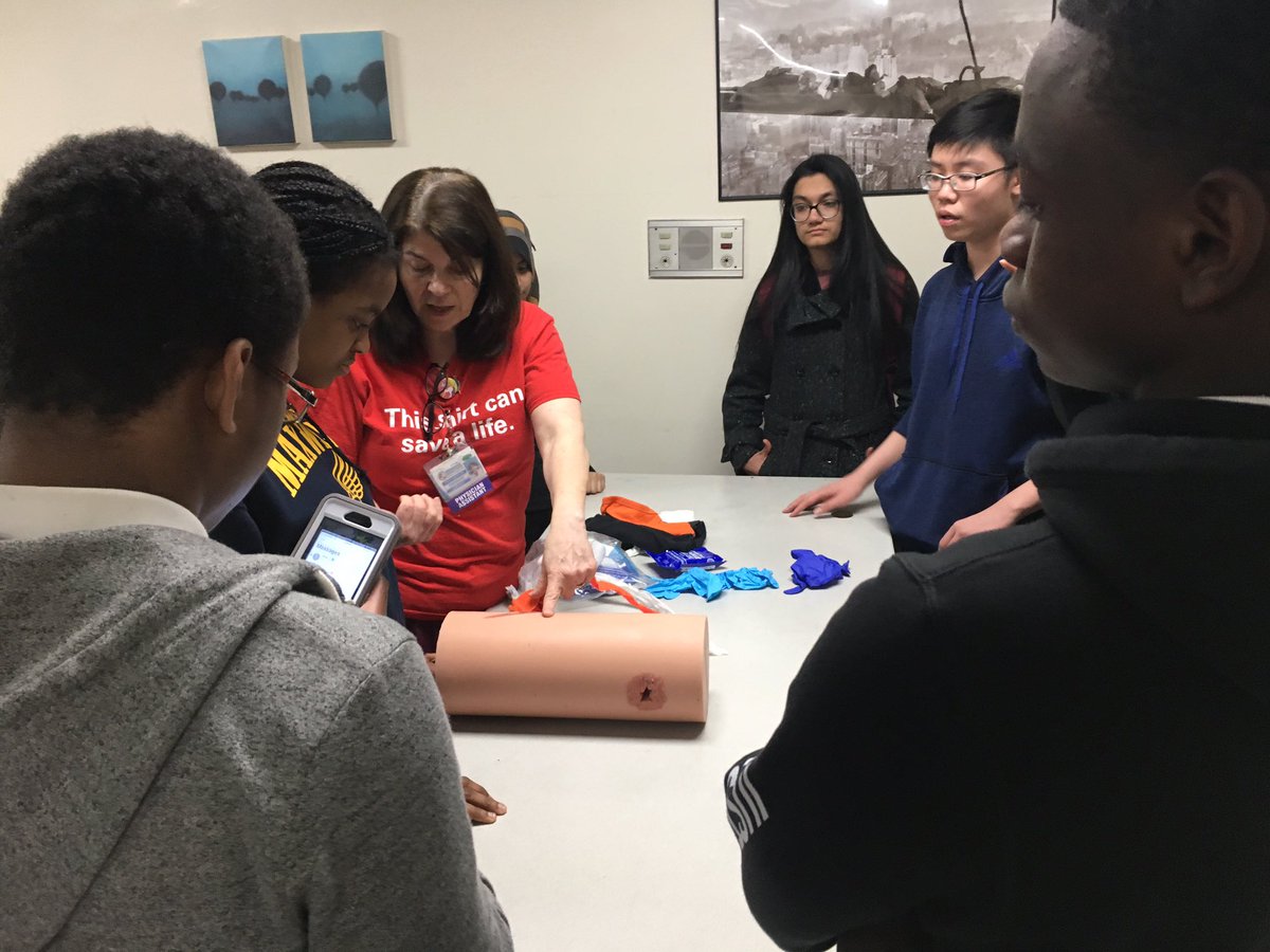 GNYCExploring's tweet photo. Students last week at Brookdale University Hospital. Students learned about treating trauma patients and how to stop an external wound from bleeding. 
#brookdalehospital #brookdaleuniversityhospital #gnycexploring #nyexploring #boyscoutsgnyc #boyscoutsofamerica https://t.co/l1M6uKewRm