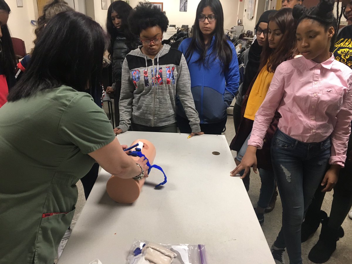 GNYCExploring's tweet photo. Students last week at Brookdale University Hospital. Students learned about treating trauma patients and how to stop an external wound from bleeding. 
#brookdalehospital #brookdaleuniversityhospital #gnycexploring #nyexploring #boyscoutsgnyc #boyscoutsofamerica https://t.co/l1M6uKewRm