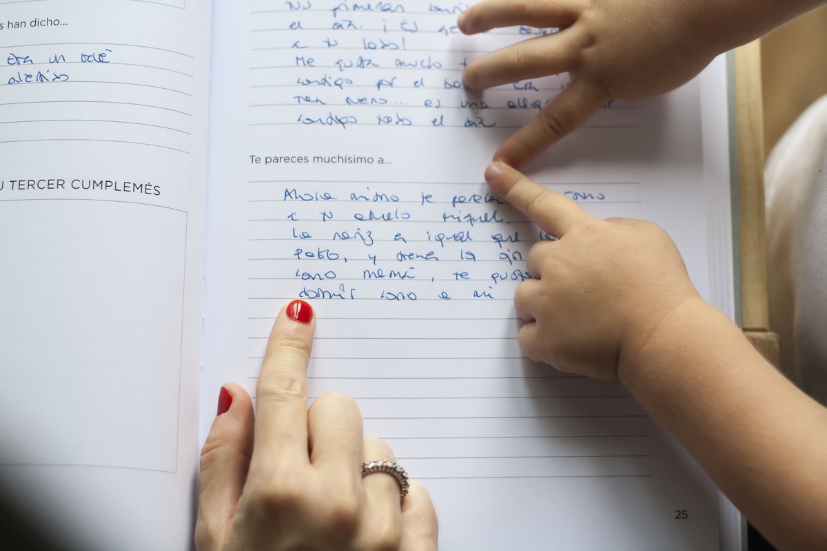 MerakiJournals's tweet photo. Revisando juntos #nuestrahistoria 😊💕 Desde la llegada de su hermanito a Miquel le encanta ver fotos y recuerdos de cuando él era bebé 🤗 #diariodebebé #maternidad https://t.co/4KVKhggMp7 https://t.co/4l8gBms4uR
