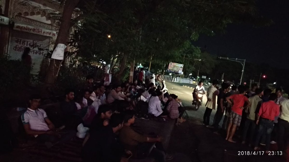 bilalrais786's tweet photo. 14 Hours, Still sitting. We want Justice.
#JusticeForMIMS #JusticeforRight #MIMSIndore #AccheDinKabAenge #Indore #MBBS @narendramodi @JPNadda @ChouhanShivraj @ravishndtv @ndtv https://t.co/KkoVKQl1mZ