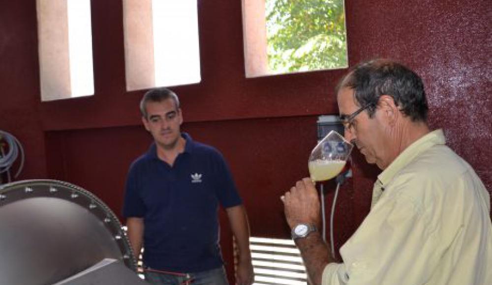 Vilafrancatur's tweet photo. Arriba, novament amb @Tastavins1965  els #dissabtesenoturístics que ens porta a VIA - Celler del Xalet, @viavins productors de #vi fruit de raïms de les seves #vinyes velles i seleccionades https://t.co/Byu0x6PGrd https://t.co/C4YLksHz9c