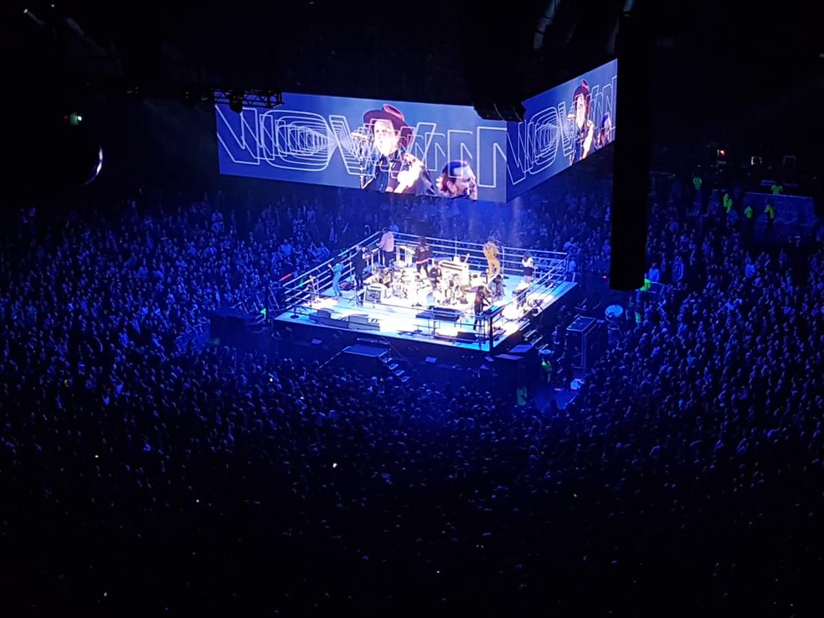 WOW!!! @arcadefire #EverythingNow at @TheSSEHydro last night! Out of this world! 🔥🔥🔥🔥🔥 Here's my review and the link to @murrayeaston #EverythingFlows blog review too #peace #love #music #PLM ✌💛🎶
m.facebook.com/story.php?stor…