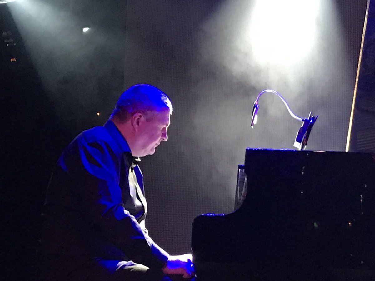 PLISofia's tweet photo. Koncert jazzmanów z #V4 w #SofiaLiveClub. Z #PL Kuba Stankiewicz #piano. Mnóstwo ludzi i wspaniała atmosfera! https://t.co/rFrlhXG7se