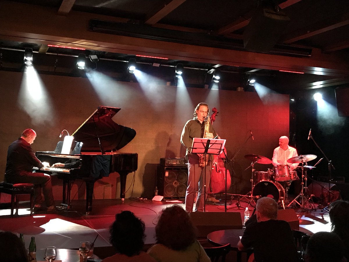 PLISofia's tweet photo. Koncert jazzmanów z #V4 w #SofiaLiveClub. Z #PL Kuba Stankiewicz #piano. Mnóstwo ludzi i wspaniała atmosfera! https://t.co/rFrlhXG7se