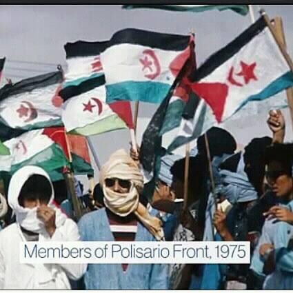 الصورة تعود الى صيف 1975، مدينة العيون، اثناء زيارة بعثة تقصي الحقائق الاممية، 6 أشهر قبل الغزو المغربي، العلم والانتماء لجبهة البوليساريو هما اللونان الطاغيان.واقع أكده تقرير البعثة، الصادر أكتوبر 1975 بشكل جلي. المغرب دولة احتلال بالامس كما اليوم، وزوال الاستعمار حتمية تاريخية.