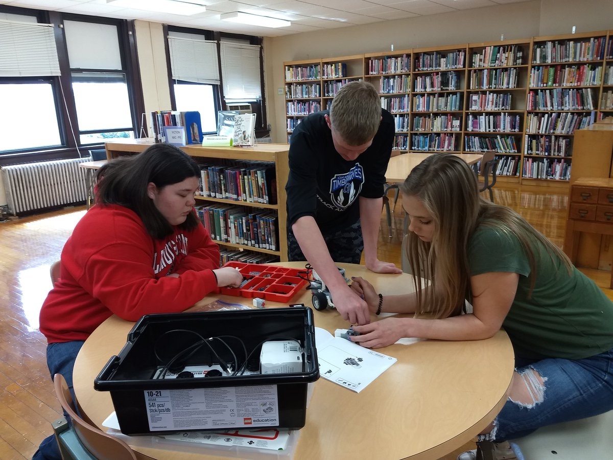 macklin_lara's tweet image. Team building robots #makers #handsoncoding @OkawValley