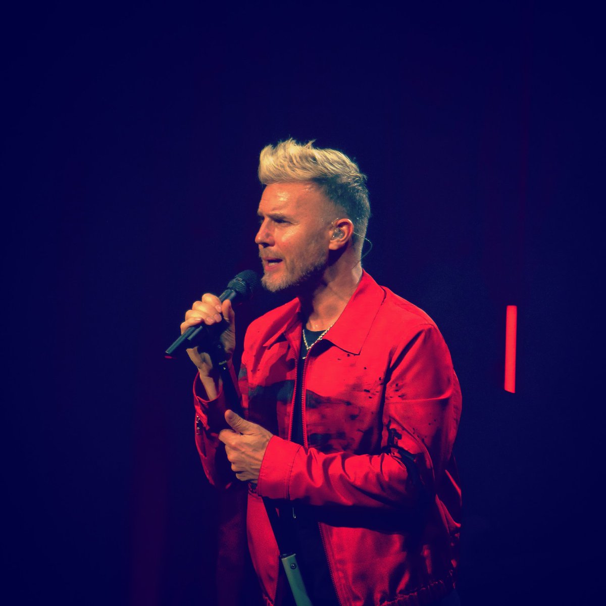 ScottR93's tweet image. Quite impressed with my photography skills last night 😀🤙🏻 @GaryBarlow #gbsolo #gbsolo2018