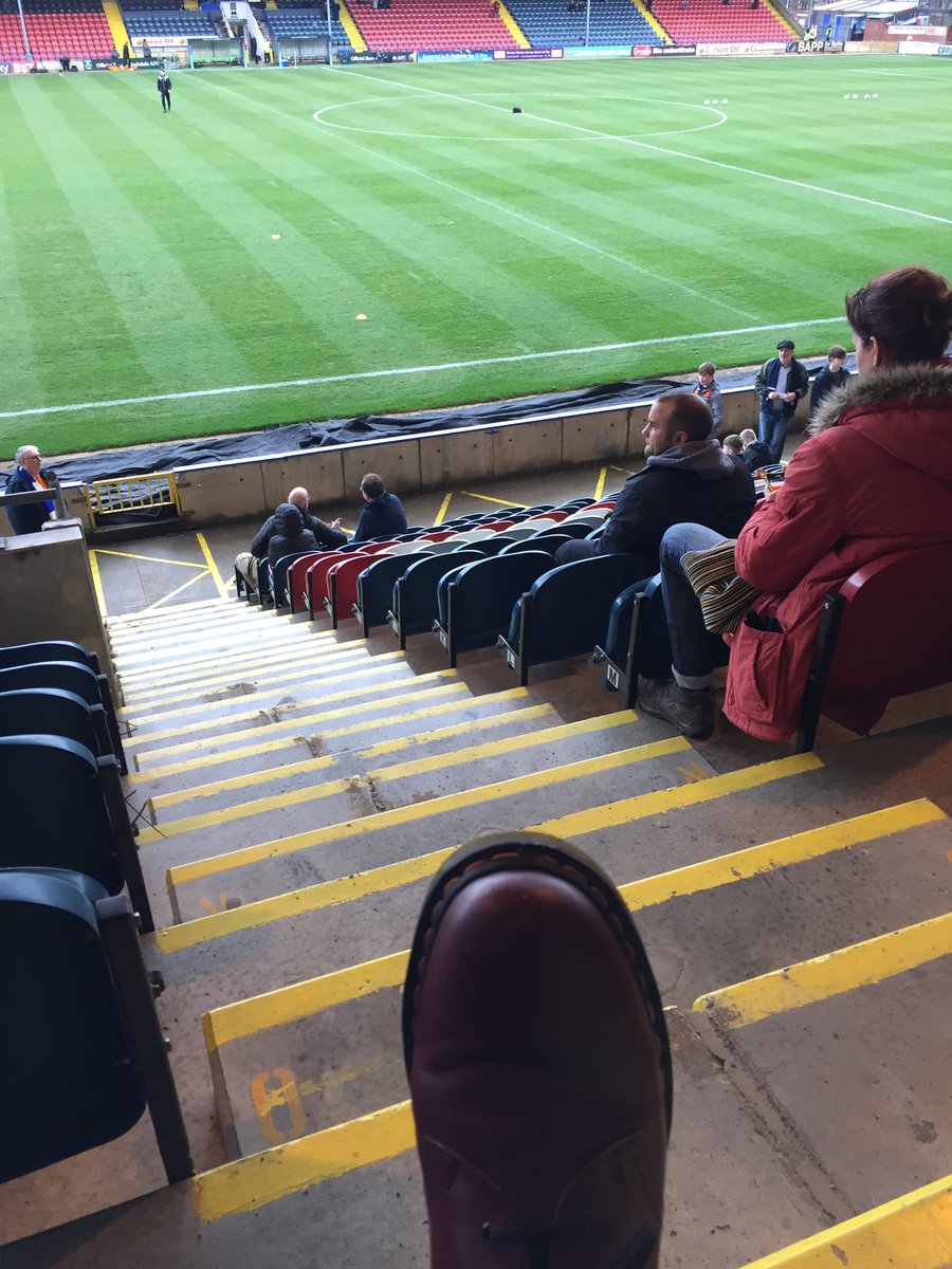 Bunty_Blue's tweet photo. Old school derby deserves old school footwear. Now where did I put the scarves to tie round my wrists?! #elflatcapico #oafc #cherryreddocs #takingoveryourtownagain https://t.co/D8SpYQE5Mx