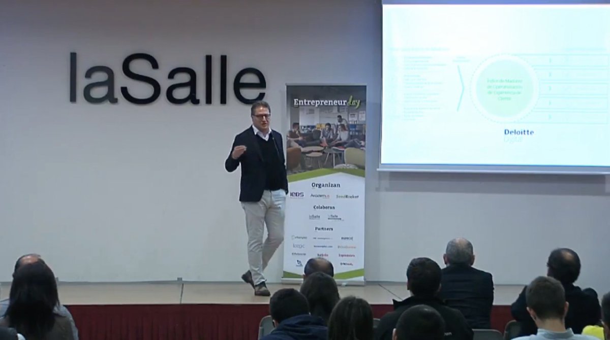 singularwise's tweet photo. @jmm_marti nuestro director de soluciones digitales para Customer Experience, en una ponencia en @LaSalleBCN explicando a los asistentes las 6 disciplinas CX. #CX #customerengagement #customerexperience #inspiringCX #MarketingAutomation #customerjourney #LaSalle #omnicampaign https://t.co/M3Axc7FQs8
