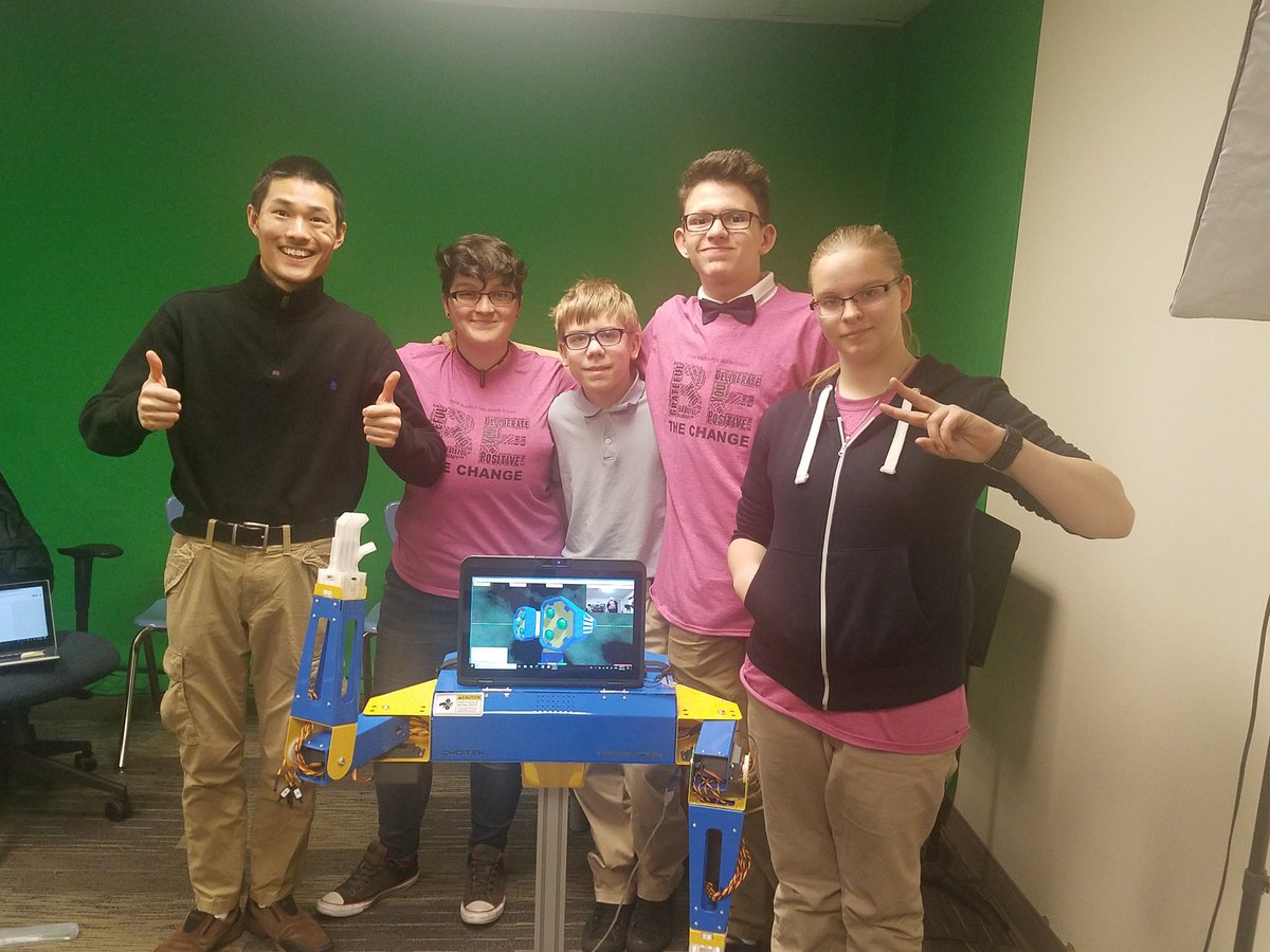 MrsGolomb's tweet photo. Welcome B.O.B. to @PropelSchools BHMS @DigitalPromise @verizon #VILS Tech Team @PLTWorg learning to #code their new school #Robot @ChoitekUSA https://t.co/za7FNUZcD9