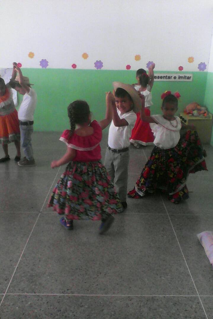 CEI_JacintoL's tweet photo. Los niños y niñas del @CEI_JacintoL Conocemos de la historia y sus personajes,de cultura y tradiciones,aprendemos haciendo, nos recreamos,alimentamos,porque en la @FNNSimon la Educación es completa
 #100PorCientoPensiones  @NicolasMaduro @DPresidencia @ninosimon_Lara @oleisa2010 https://t.co/81PvFpVpqt