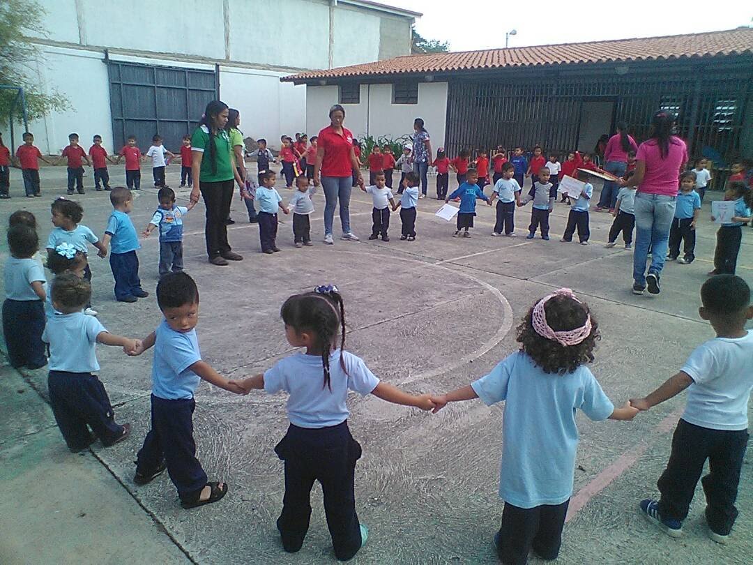 CEI_JacintoL's tweet photo. Los niños y niñas del @CEI_JacintoL Conocemos de la historia y sus personajes,de cultura y tradiciones,aprendemos haciendo, nos recreamos,alimentamos,porque en la @FNNSimon la Educación es completa
 #100PorCientoPensiones  @NicolasMaduro @DPresidencia @ninosimon_Lara @oleisa2010 https://t.co/81PvFpVpqt