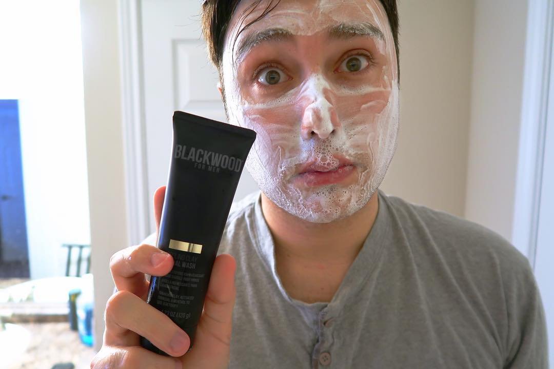 Blackwoodformen's tweet photo. Want a face wash that deep cleans without damaging your face or leaving it all shiny? So did @davyakins. We’ve got got you both covered! #botanicalpower #noshine #blackwoodformen https://t.co/1rYXPWmNVS