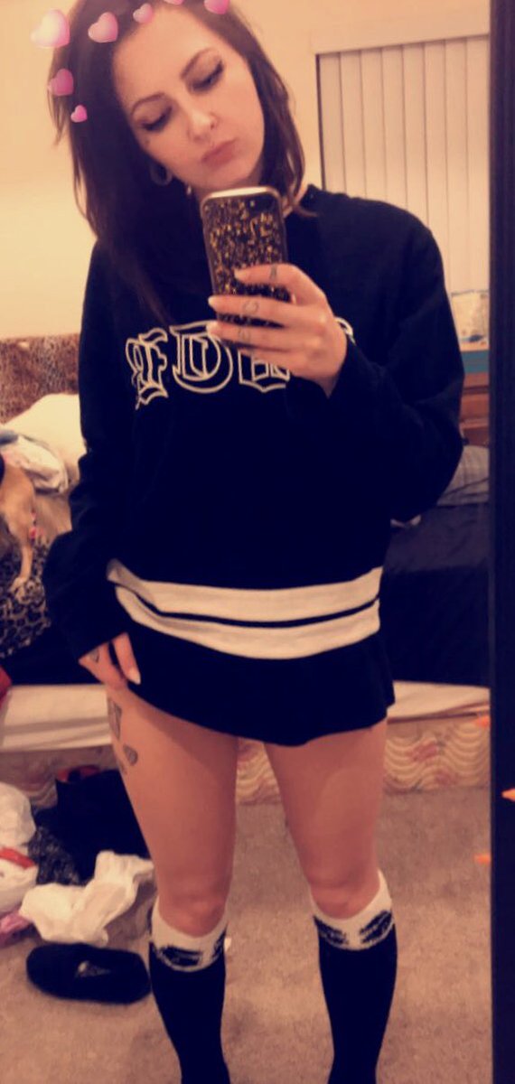 DiamndMstrss's tweet photo. Good morning 😈 which one of my pets wants the pleasure of paying for my lunch today?💸 kik me #findom #findomme #sockfetish #footfetish #tributeformore https://t.co/87bA7GCYQj