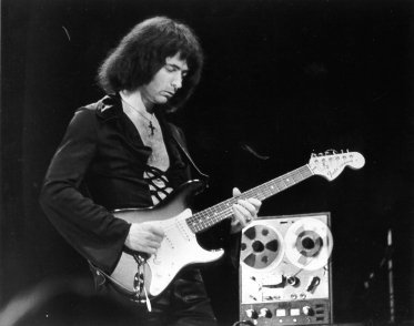 freestompboxes's tweet photo. Apparently Ritchie Blackmore used an AIWA tape recorder preamp in his  setup. But in fact it's just a bunch of transistor gain stages. Maybe  the magic is in the filtering? Read the complete thread here: https://t.co/k324OrH7rU https://t.co/GuCZQ1siWm