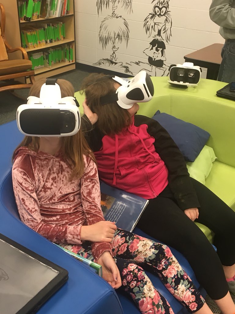 sullivanschools's tweet photo. Fourth grade students at SES on a virtual reality field trip exploring how animals see the world. @SSDILT https://t.co/O0Eq5Q2Hok
