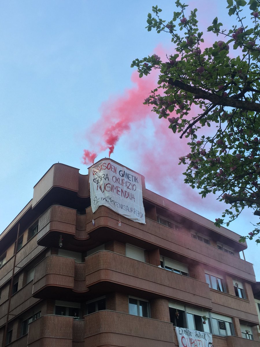 PrintzaLeioa's tweet photo. ERASOEN GAINETIK GORA OKUPAZIO MUGIMENDUA, GORA EZTENA! @EgurreGazte https://t.co/GB0jk9EoFX