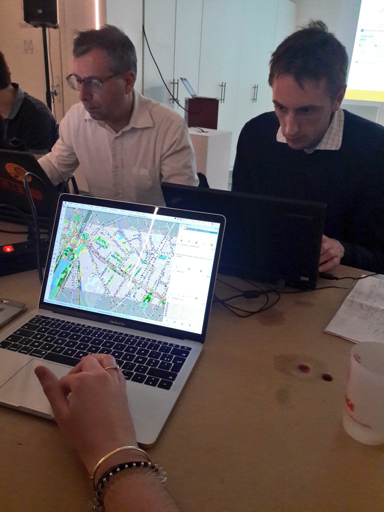 MLCParis's tweet photo. [LT] Ce soir, on apprend à cartographier en liberté. Quai de bus, arrêts de tramways, sortie de métro... Mais aussi stade, boulangerie, parc public. On marque le territoire qui n'a plus de secret. "Attention, il est interdit de faire bouger les églises!" #joke #OSM #quartierlibre https://t.co/YQB1LUwvDk