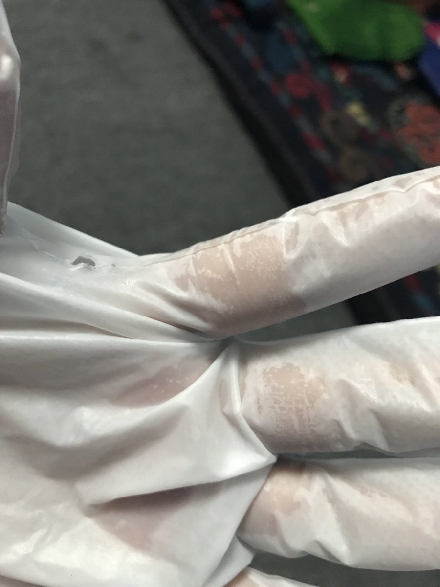 attabata's tweet image. @MyNykaa @ecoinnisfree what is the point of a hand mask if it doesn’t fit properly??!! #Masking #ProductDefect