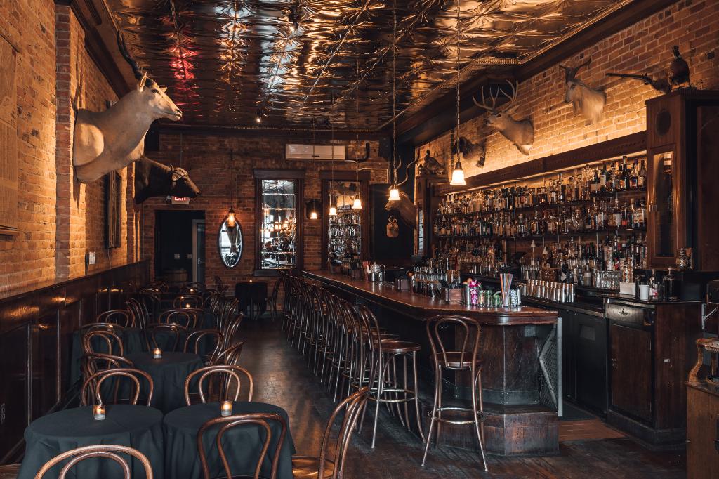 tbdmag's tweet photo. A cocktail connoisseur's paradise, Corktown's @SugarHouseBar helped kickstart the craft cocktail movement in Detroit. Read more from Issue 5: https://t.co/x0ttbdR4Lx https://t.co/HRHscMJFlG