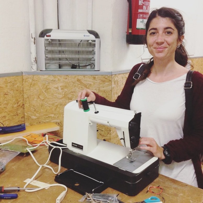 labdefab's tweet photo. @LasNavesINN @Berto_Jaramillo Avui gran ambient al #RepairPoint!! 💪🛠 Tots els dimarts de 16-20h!! #FabricaBarri @LasNavesINN https://t.co/yVoh0CIPqN