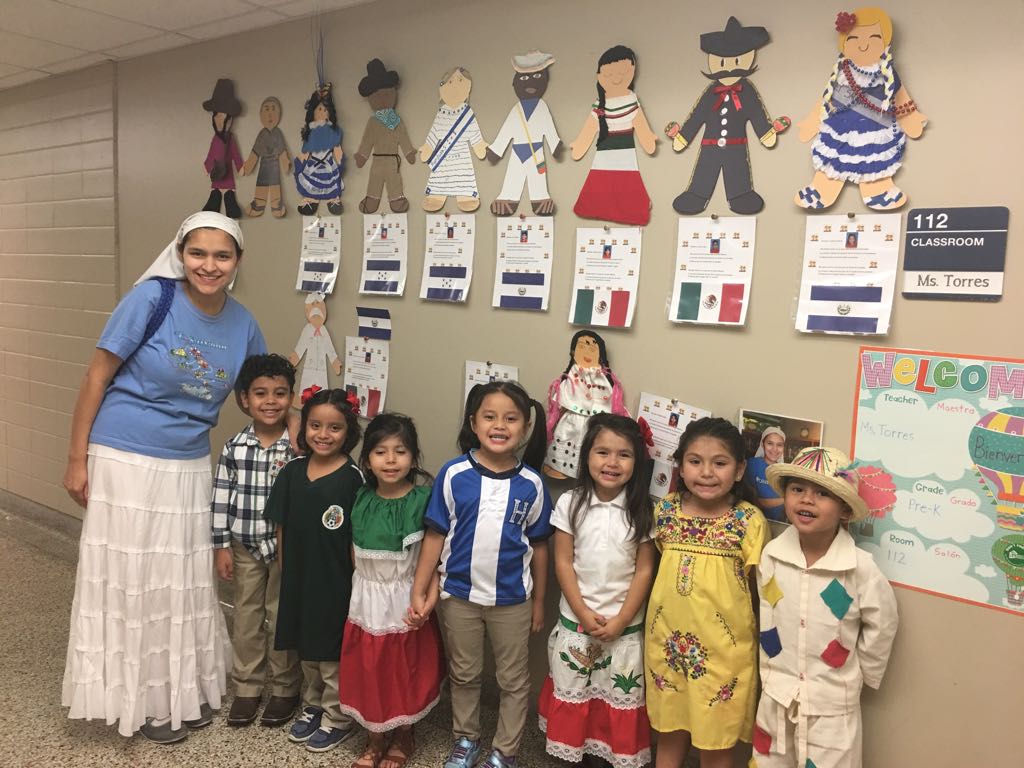 MeryleeTorres's tweet photo. Ms. Torres class representing Latin America.

From Mexico 🇲🇽 to El Salvador🇸🇻.😀❤ https://t.co/SzwVhxmUHP