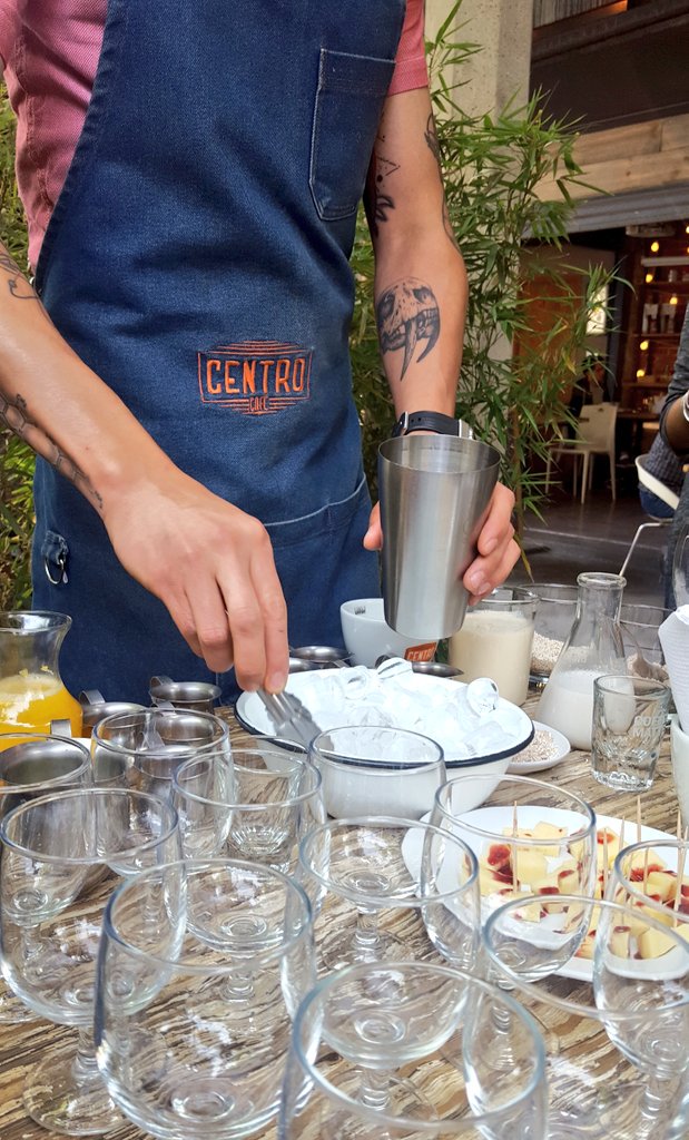 Elbuencomermxx's tweet photo. Bebidas de temporada Primavera/ Verano en @centrocafemx 
-Fresco Internacional: Cafe Diemme, jugo de naranja, limón amarillo.
-Pinolatte: espresso, crema de coco, leche, chocolate.
Por Fernando Brito. https://t.co/7e2qky1qf2