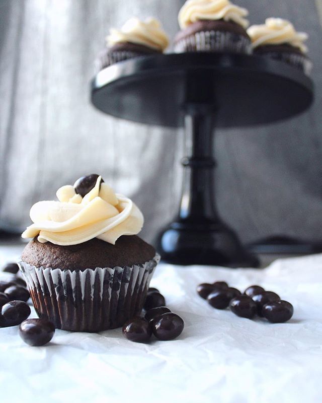 Mid afternoon pick me up! Mocha cupcakes with Baileys frosting 😊⠀
⠀
#cupcakes #coffeelover #coffeecupcakes #byjaclyn #foodphotography #foodstyling #myhomesense #chocolate #chocolatecupcake #buttercream #coffeebean #foodstagram #instayum #thekitchn #b… ift.tt/2EUCBZl