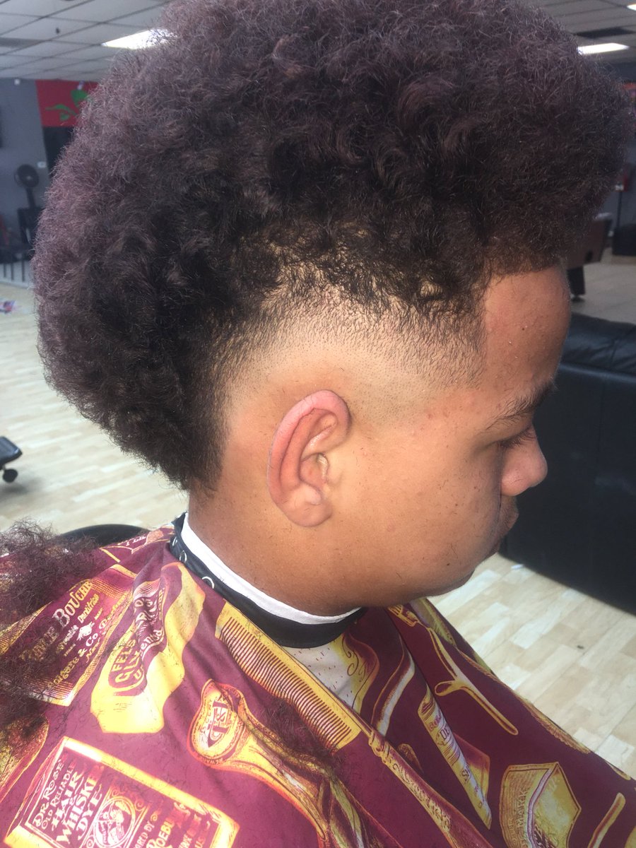 SeanGeeSlaughta's tweet photo. #barbergang #inthecut #barbershop #clippergame #floridabarbers #andis #andisclippers #walhbarbershop #barber #cuts #haircut #design #dunedin #inthecut #barberlife #727 #pinellas #drfillin #beardjesus #nofliter #wickcity #starbarber #retwist #dreadlocks https://t.co/CLVM2IctJN