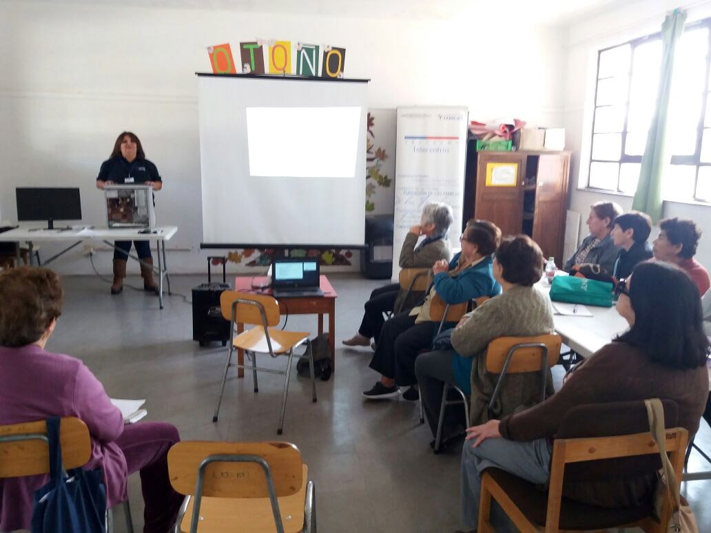 funfamilias's tweet photo. #SanMiguel Llegamos hasta el Centro Diurno San Miguel que trabaja con adultos mayores, para impartir una charla de alfabetización digital, preparada especialmente ellos. Telecentro 12 de Octubre, Calle Santa Fe 528, San Miguel. https://t.co/qeYIc5GeuE