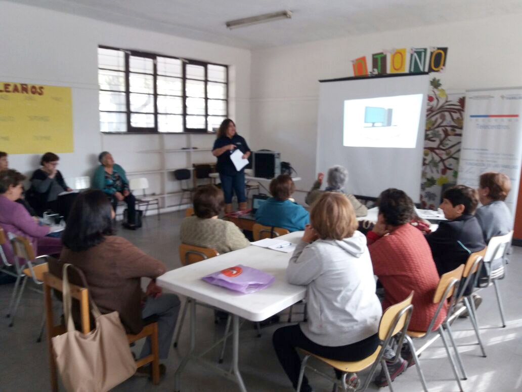 funfamilias's tweet photo. #SanMiguel Llegamos hasta el Centro Diurno San Miguel que trabaja con adultos mayores, para impartir una charla de alfabetización digital, preparada especialmente ellos. Telecentro 12 de Octubre, Calle Santa Fe 528, San Miguel. https://t.co/qeYIc5GeuE
