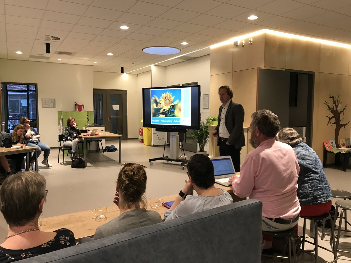 Algemeen directeur @RoelHoogendoorn presenteert ontwikkelingen binnen #SOOLvA tijdens gezamenlijke bijeenkomst #RvT, #GMR en MR-en van alle scholen. De grote opkomst (met dit weer!!) is mooie uiting van betrokkenheid en onderlinge verbondenheid! #Altena #openbaaronderwijs