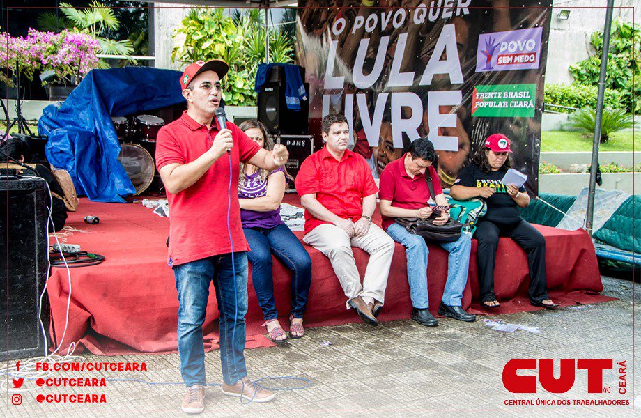 cutceara's tweet photo. #OCUPACE: Aula pública na manhã desta terça (17/4) no Acampamento do povo cearense por #LulaLivre. Memória dos 2 anos do golpe jurídico-midiático que destituiu a presidenta eleita Dilma Rousseff e dos 22 anos do massacre de Eldorado dos Carajás. (Fotos: Letícia Alves) #CUTCE https://t.co/yfIHRZSt7O