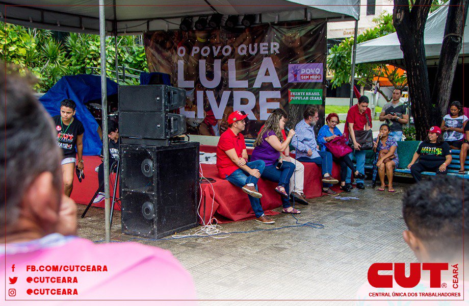 cutceara's tweet photo. #OCUPACE: Aula pública na manhã desta terça (17/4) no Acampamento do povo cearense por #LulaLivre. Memória dos 2 anos do golpe jurídico-midiático que destituiu a presidenta eleita Dilma Rousseff e dos 22 anos do massacre de Eldorado dos Carajás. (Fotos: Letícia Alves) #CUTCE https://t.co/yfIHRZSt7O
