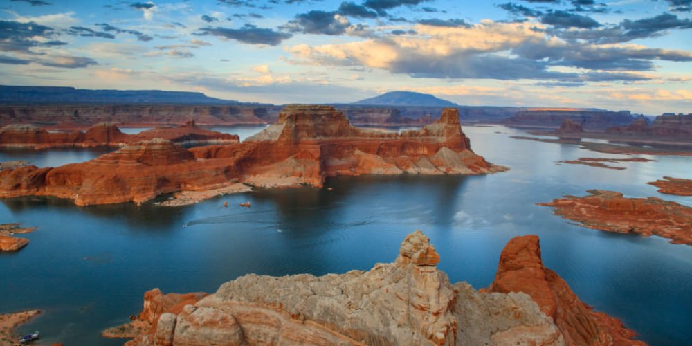 TrazeeTravel's tweet photo. This #hotel debuts as the premier property on #LakePowell. #genwhynot  https://t.co/pd7Jqmi4NK https://t.co/2b8X2iT9xD