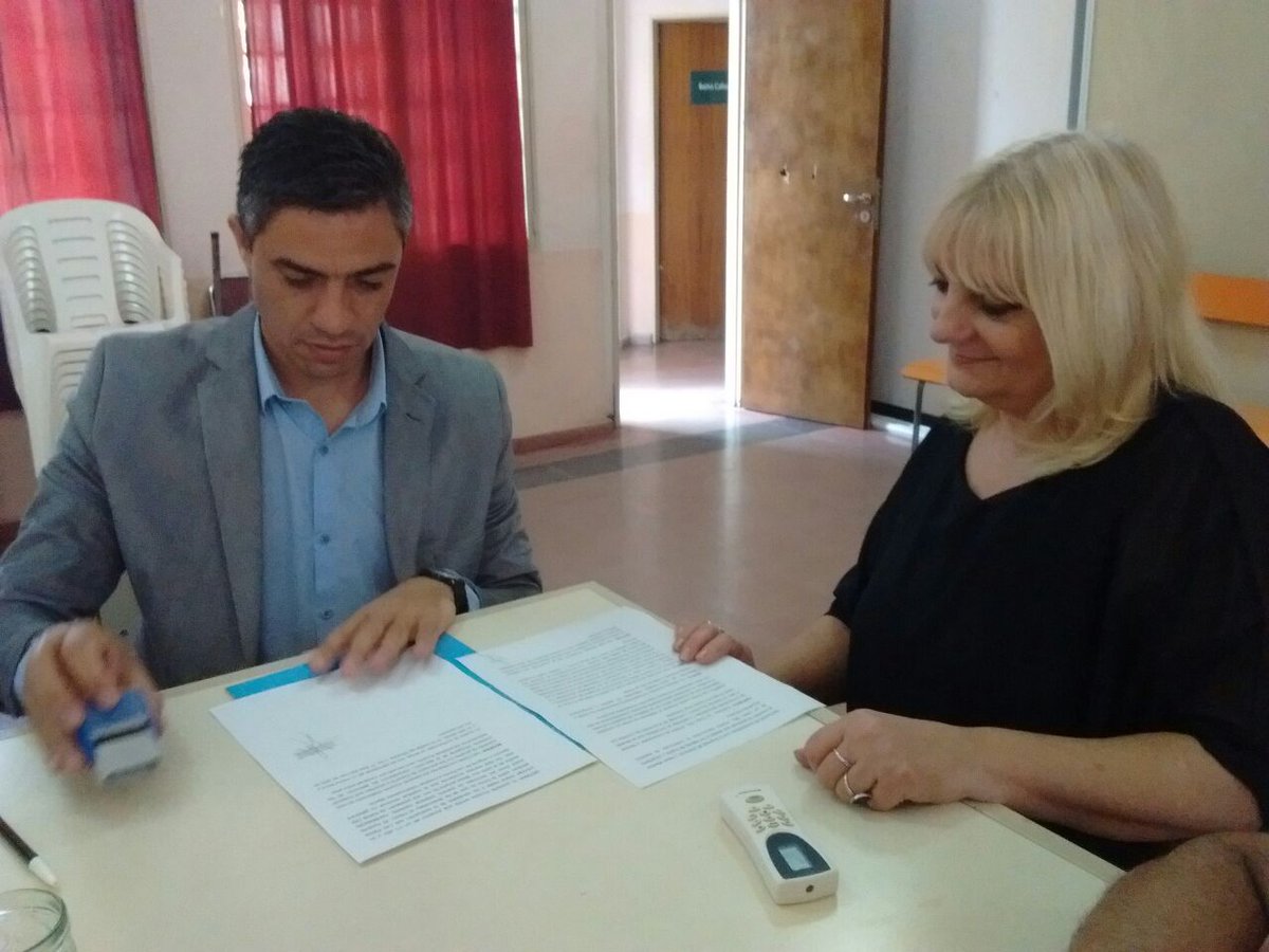 SuarezDiegoH's tweet photo. Firmamos un convenio de cooperación con "La Casa del Joven" para construir en conjunto con la @SecAmbyCC composteras domiciliarias en el marco del programa #CompostEnCasa @MinAAySP https://t.co/VsEBAr8RWF