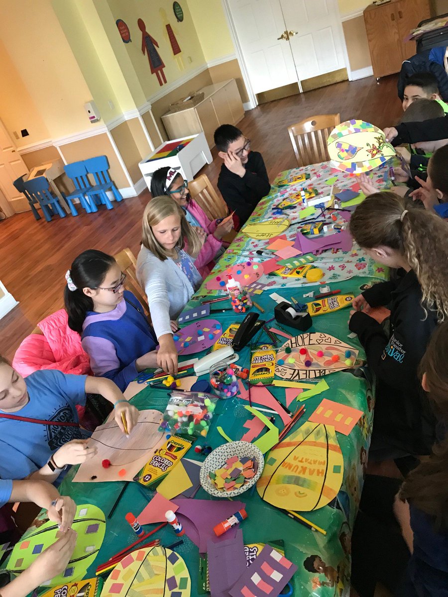 ICYMI: Hartford's National Elementary Honor Society visited the Ronald McDonald House. They dropped off donated items from Hartford students, stocked the pantry, cleaned the kitchen & some bedrooms, & decorated hot air balloons to brighten the walls. @NJEA @RMHSNJ