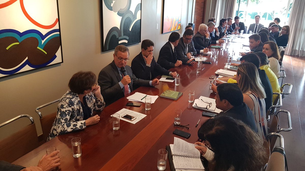 fpagropecuaria's tweet photo. Acontece agora reunião na residência oficial do presidente da Câmara, Dep. @RodrigoMaia, sobre licenciamento ambiental com os membros da FPA @NilsonLeitao, @TerezaCrisMS, @colattodeputado, @DeputadoHeinze, @Alceu_Moreira e representantes de todos os ministérios do Executivo. https://t.co/Y15LXG1Zmy