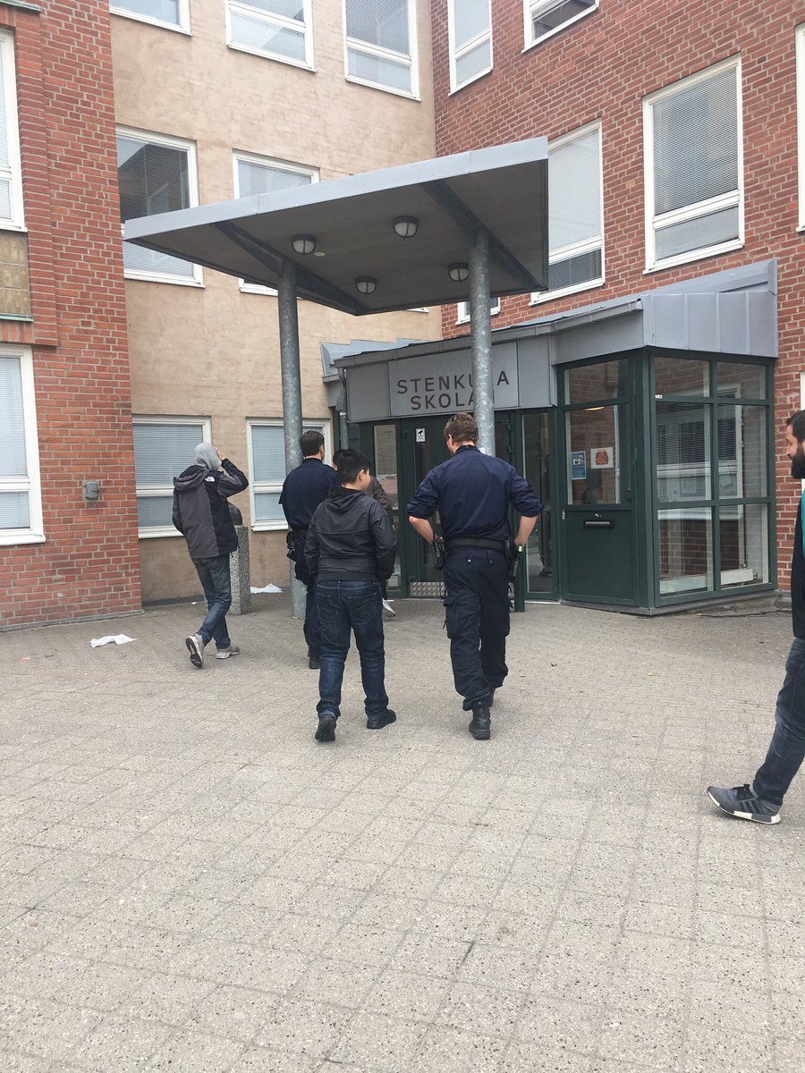 Idag fortsatte jag och <a href="/adnanculum/">adnanculum</a> vårt arbete med SSPF (skola, socialtjänst, polis, fritid). Våra SSPF-Poliser hälsade på oss och åt lunch med eleverna och fick en guidad tur av skolan. #SSPF @stenkulaskolan