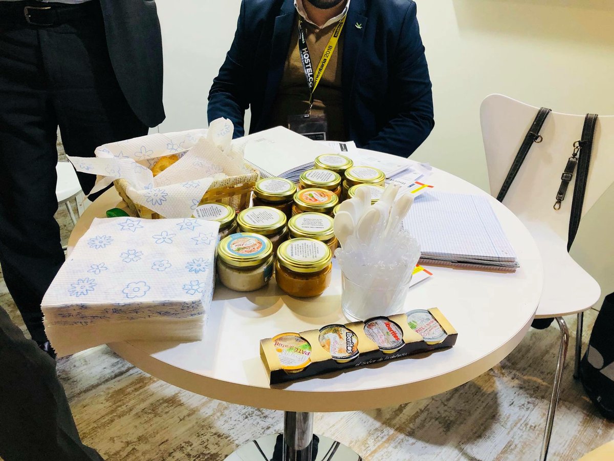 ACUERPODREY's tweet photo. Este miércoles desde @AlimentariaBCN con @e_avante y en @CopeExtremadura haremos radio con @meninamonroy y Turrones Rey,bombón de higo Ecoficus,Embutidos Morato,+Tomate,Quesos del Casar,Pago Los Balancínes,Especias El Sol,Jacoliva,Carabal,Iberitos, As Pontis,Apis y 47 empresas https://t.co/vZFpvAWwvK