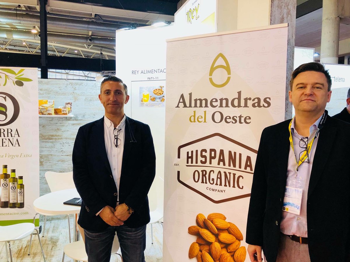 ACUERPODREY's tweet photo. Este miércoles desde @AlimentariaBCN con @e_avante y en @CopeExtremadura haremos radio con @meninamonroy y Turrones Rey,bombón de higo Ecoficus,Embutidos Morato,+Tomate,Quesos del Casar,Pago Los Balancínes,Especias El Sol,Jacoliva,Carabal,Iberitos, As Pontis,Apis y 47 empresas https://t.co/vZFpvAWwvK