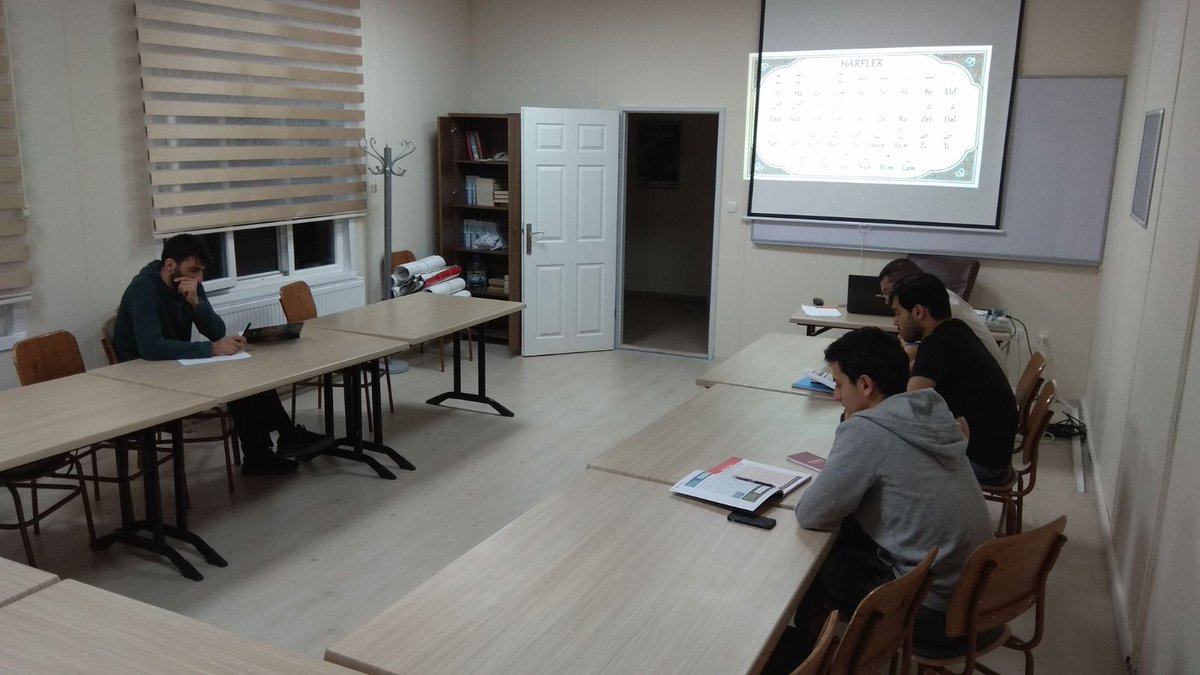 KocaeliKYGM's tweet photo. Gelecekle geçmiş arasındaki köprüyü sağlam kurabilmenin yolu, Osmanlı Türkçesini de okuyup anlayabilmekten geçmektedir. Kocaeli Yurdunda Osmanlıca Kursu devam ediyor. https://t.co/R1KvBuVCGU
