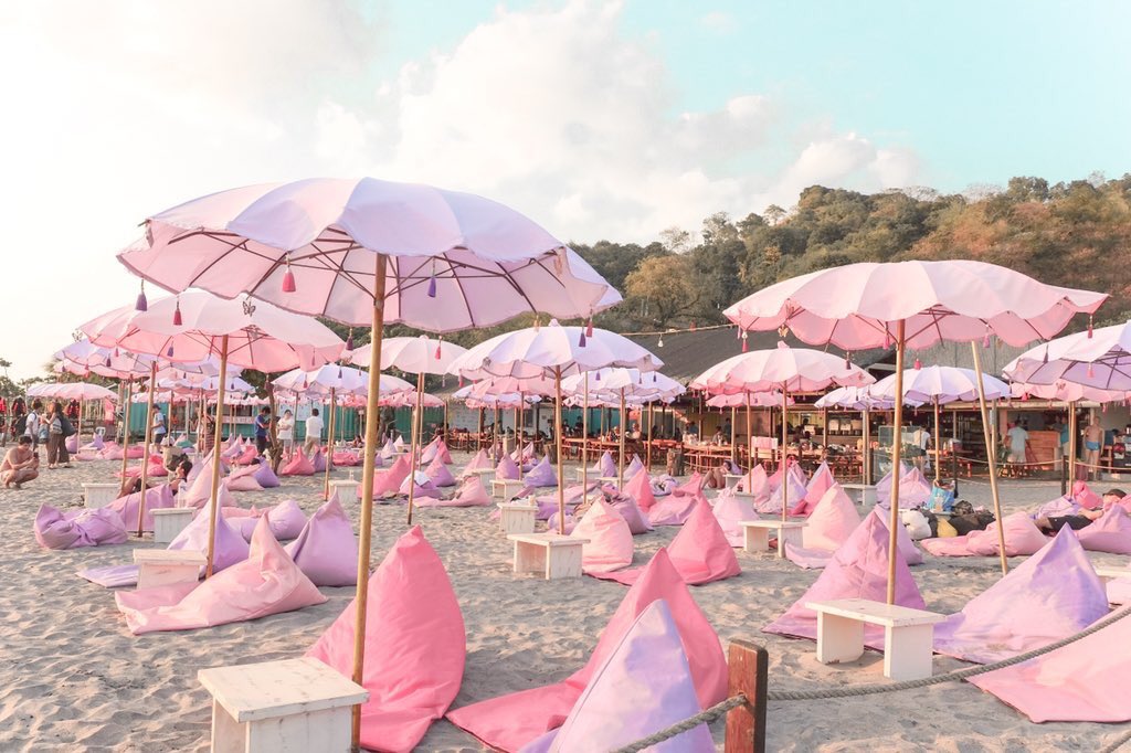 inflatableislnd's tweet photo. RT if you wanna teleport here at the Unicorn Beach 🦄 📷 @dryllcs https://t.co/Jch5o6v4Hf